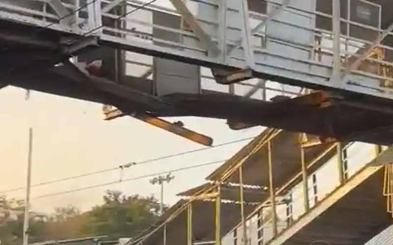 Big accident: People fell on the railway tracks due to the collapse of the footover bridge in Chandrapur, so far...