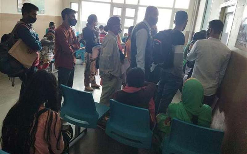 शुष्क ठंड से जुखाम-बुखार की चपेट में आए लोग, अस्पतालों में मरीजों की लगी भीड़