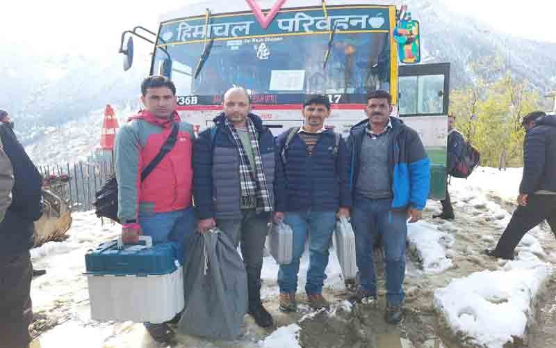 मतदान केंद्रों के लिए रवाना हुई पोलिंग पार्टियां