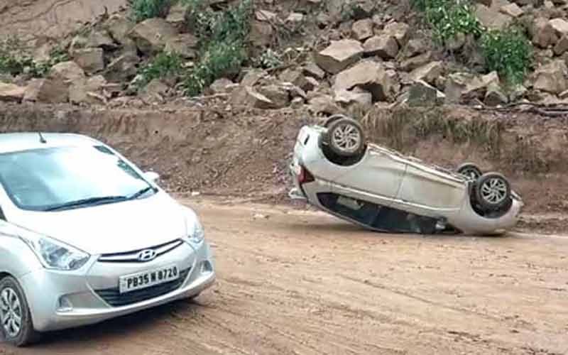 बारिश के बाद सड़क पर बढ़ी फिसलन- गाड़ी पलटी, लगा लंबा जाम…