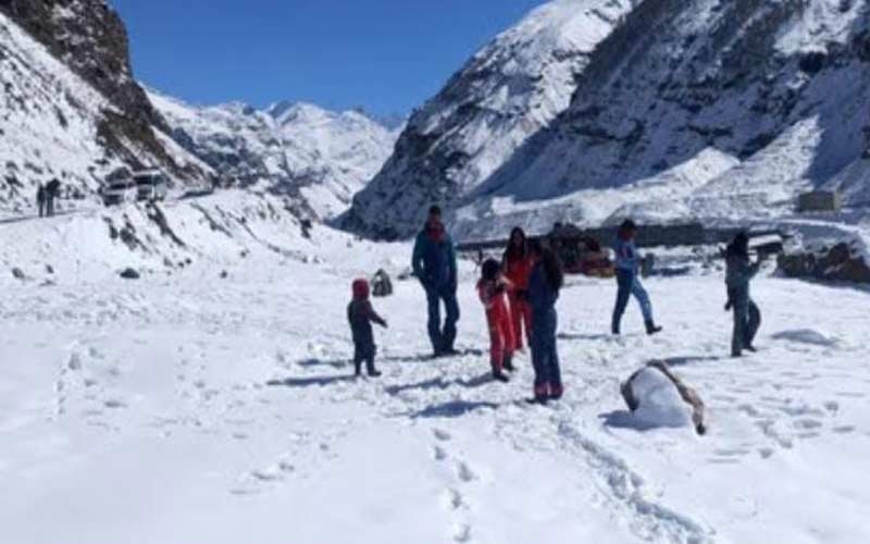 बर्फ से ढके हिमाचल के पहाड़, सैलानियों की आमद बढ़ने से कारोबारी उत्साहित