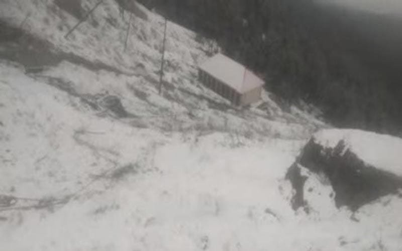 सिरमौर की सबसे ऊंची चोटी चूड़धार में बर्फबारी, कड़ाके की ठंड से ठिठुरे लोग…