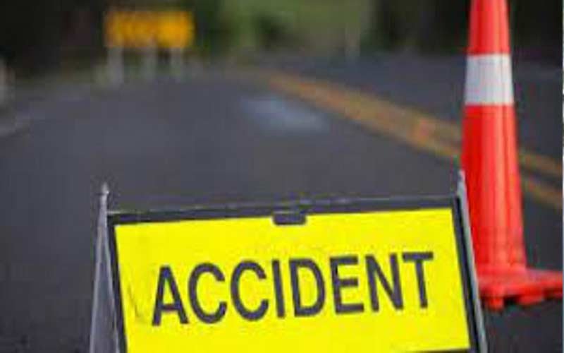 तेज रफ्तार गाड़ी ने बाइक को मारी टक्कर, व्यक्ति घायल