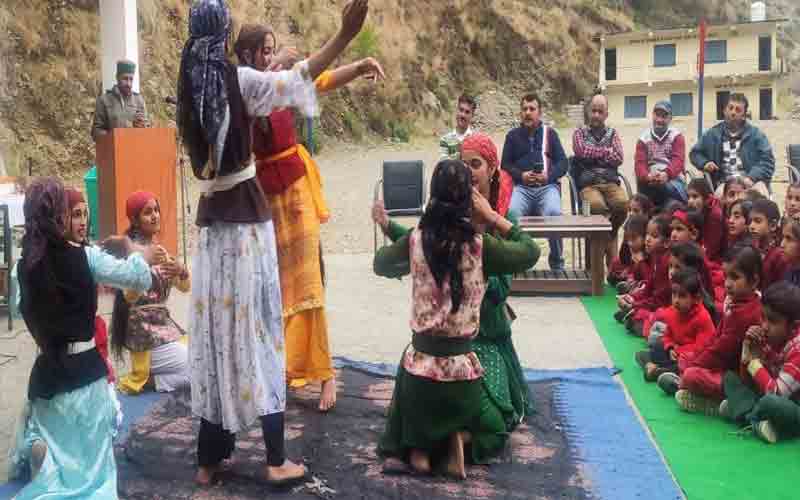 “जलेबी खाणी नाथू भाई री” नाटी पर झूमी पीरन स्कूल की छात्राएं