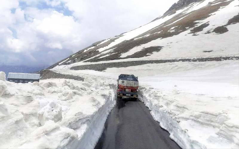 सैलानियों को अब अगले साल ही होगा रोहतांग का दीदार, प्रशासन ने लगाई रोक…