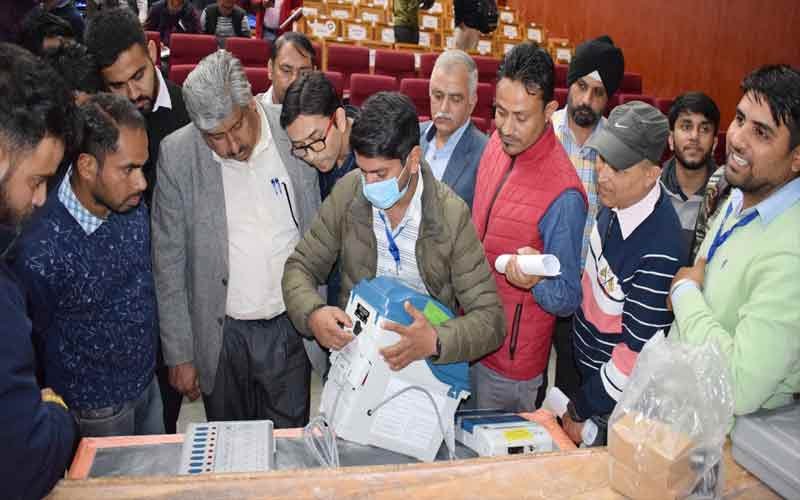 माइक्रो ऑब्जर्वर्स को दिया चुनावी ड्यूटी को लेकर प्रशिक्षण, दायित्वों से करवाया अवगत