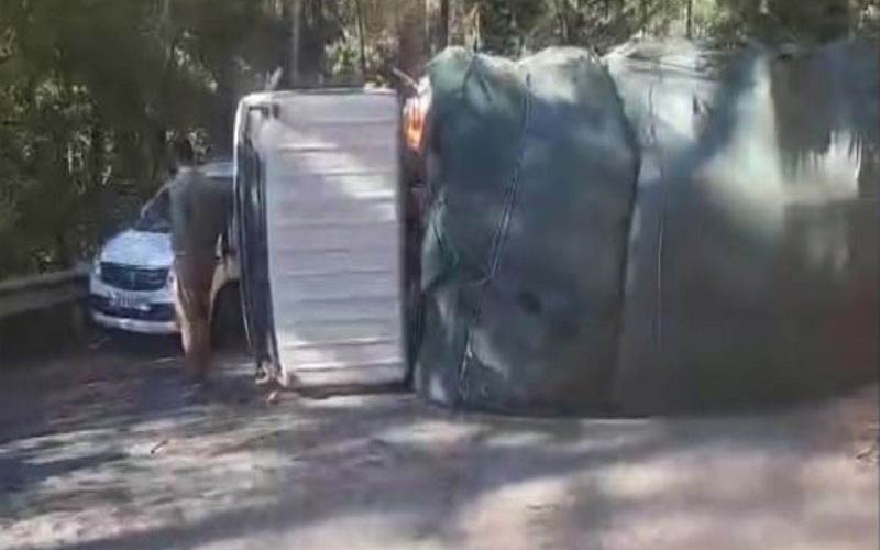 टायर फटने से बीच सड़क पर पलटा ट्रक, लगा लंबा जाम