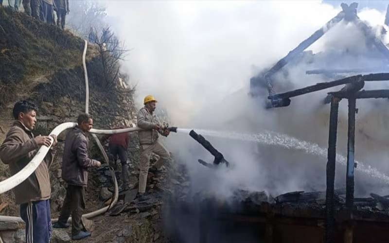 ढाई मंजिला मकान चढ़ा आग की भेंट, तीन परिवारों के सिर से छीनी छत