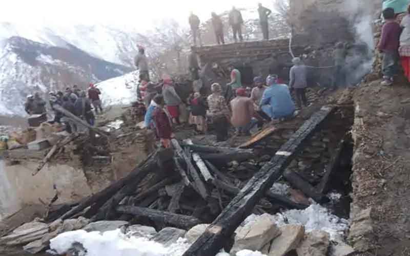 दो मंजिला मकान चढ़ा आग की भेंट, खुले आसमान के नीचे रात बिताने को मजबूर हुए परिवार