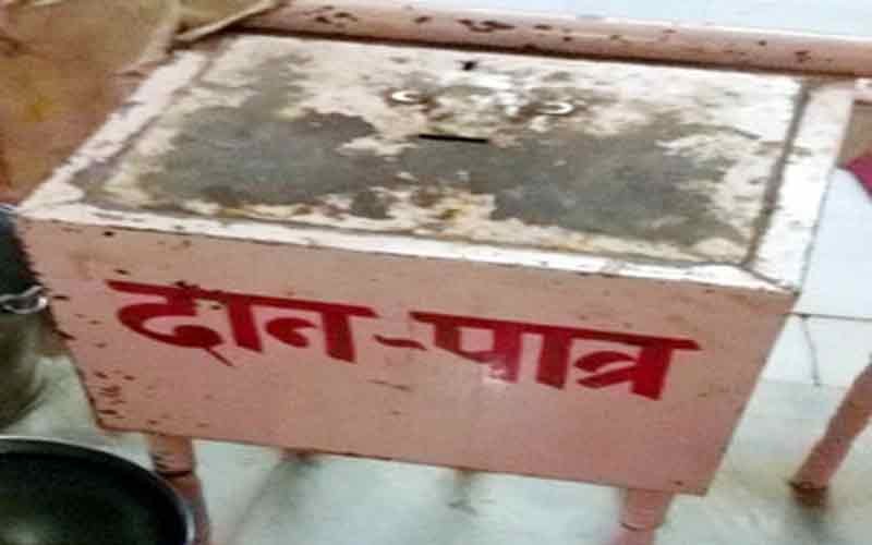 शातिर ने मंदिर से उड़ाई हजारों की नकदी, सीसीटीवी में कैद हुई वारदात