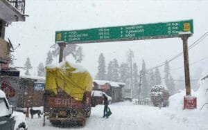 Weather changed, season's first snowfall started in Narkanda