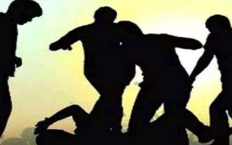 दो गुटों में मारपीट, सिर पर मारी कांच की बोतल