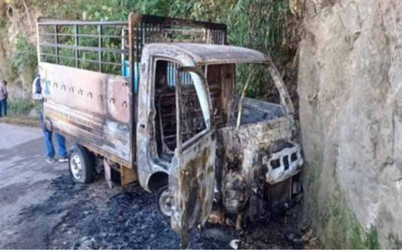 टेंपो चढ़ा आग की भेंट, चालक ने ऐसे बचाई जान…