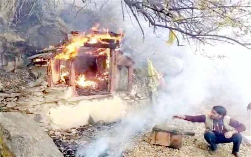 आग की भेंट चढ़ा 250 साल पुराना ऐतिहासिक सिद्ध मंदिर, अंदर रखा सारा सामान जलकर राख