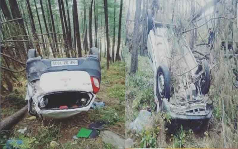 Alto rolled off the road and fell into a ditch, four people were on board, all...