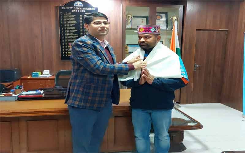 Captain Virendra Singh of Daff and Duff T20 team honored by Deputy Commissioner