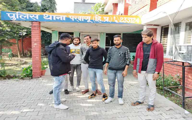 बिना पुलिस वेरिफिकेशन घूम रहे 6 लोगों को पुलिस ने पकड़ा…