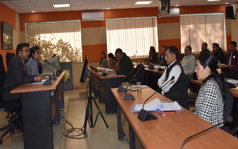 डीसी ने की विकास खंडों में चल रहे विकास कार्यों की समीक्षा, बोले- पंचायतों के समग्र विकास में..