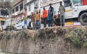 Danger-looms-over-vehicles-.jpg