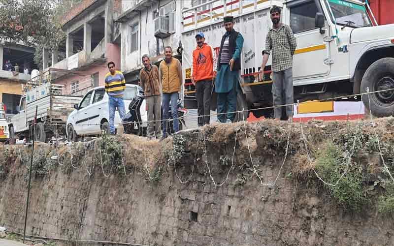 एचपी सिविल सप्लाई गोदाम में राशन लेने पहुंची गाड़ियों पर मंडराया खतरा