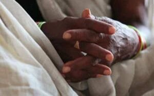 Elderly woman made hostage by entering the house, beaten with sticks and bled