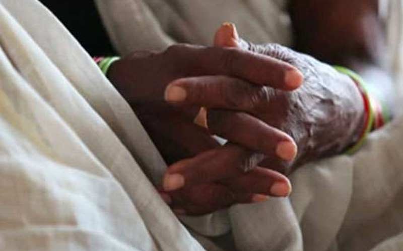 Elderly woman made hostage by entering the house, beaten with sticks and bled