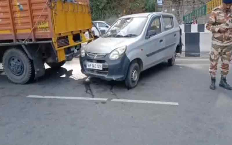 ट्रक और गाड़ी के बीच जोरदार भिड़ंत, ओवरटेक करते हुआ हादसा