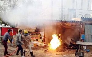 Fire broke out in the cylinders kept in the dhaba, the owner got scorched