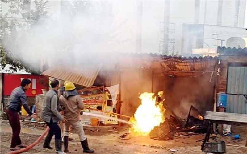 ढाबे में रखे सिलेंडरों में भड़की आग, मालिक झुलसा