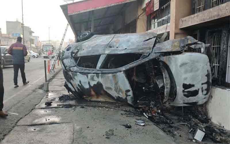 पहले अनियंत्रित होकर सड़क पर पलटी कार फिर लगी आग..