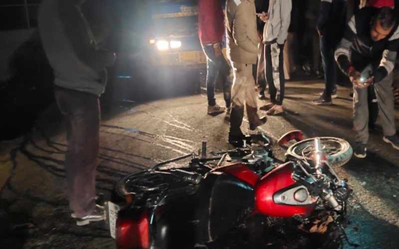 Heavy collision between bike and police bus, two youths injured