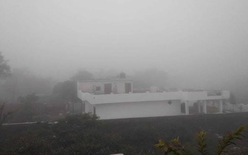 हिमाचल के मैदानी जिलों में धुंध ने बढ़ाई परेशानी, पानी की पाइपें जमी