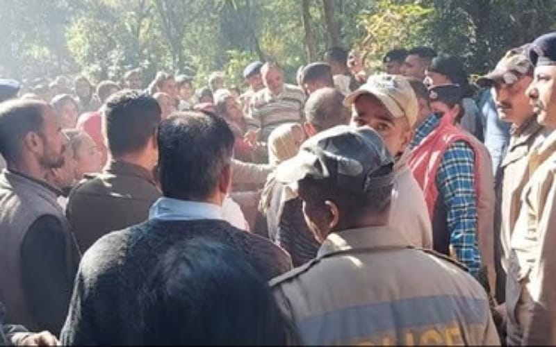 बेटी की मौत से मायके वालों में रोष, ससुराल वालों पर बरसाए डंडे, जमकर किया हंगामा