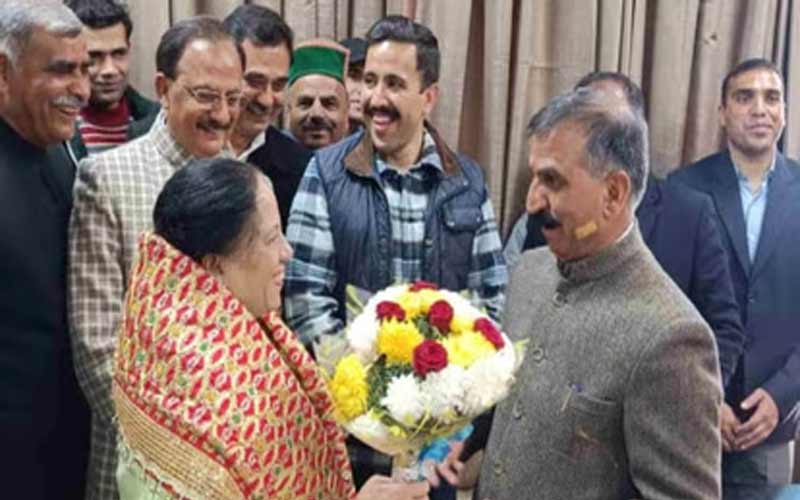 सीएम को बधाई देने सचिवालय पहुंचीं सांसद प्रतिभा सिंह, सुक्खू बोले…