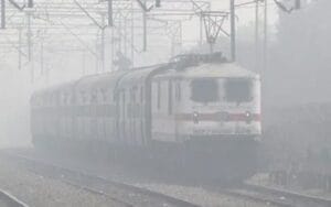 North India stuck in fog, difficulties for passengers increased, so many trains canceled today...