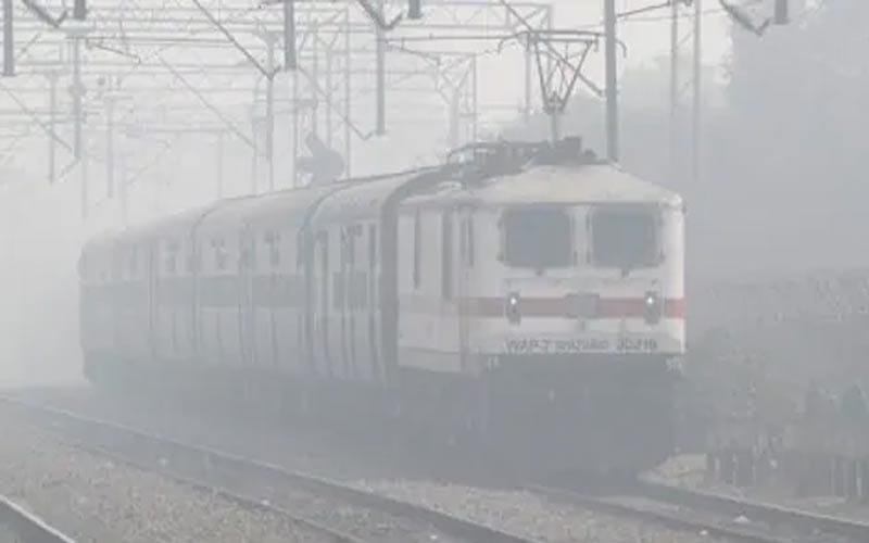 North India stuck in fog, difficulties for passengers increased, so many trains canceled today...