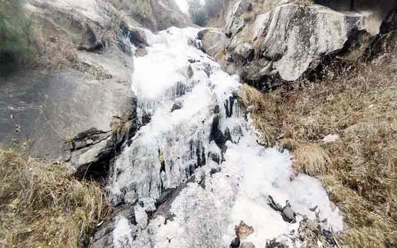 पेयजल स्रोतों व नलों के जमने से लोगों की बढ़ी मुसीबतें