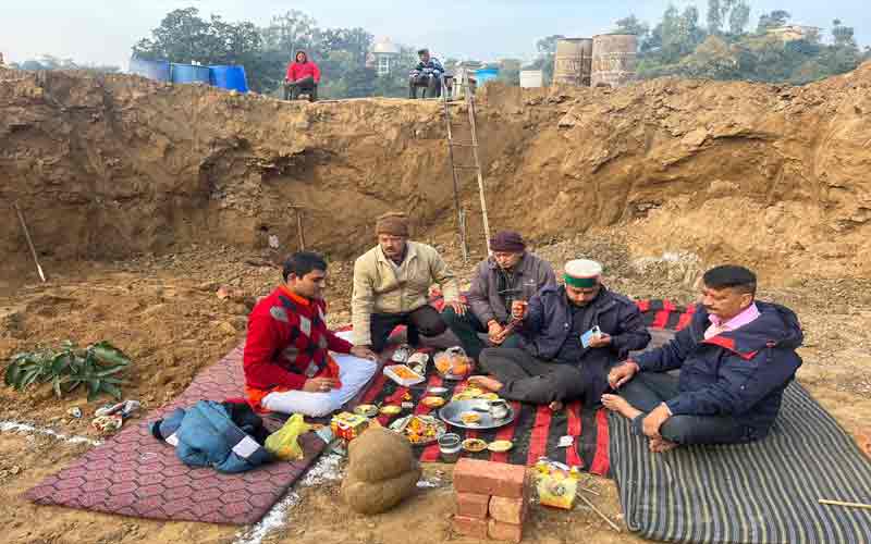 त्रिलोकपुर में ज़मीन से दस फुट नीचे मिला चबूतरा, खास तरह के पत्थर भी हुए बरामद