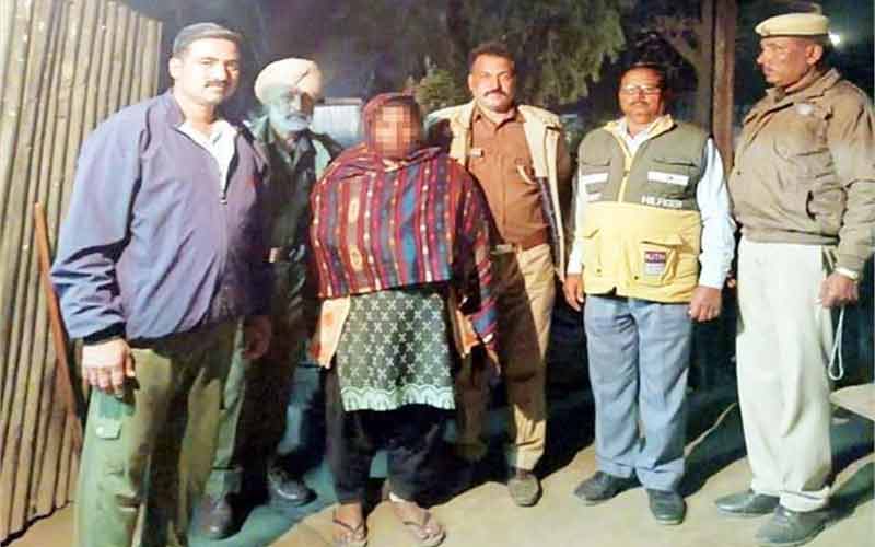 पुलिस ने गश्त के दौरान हेरोइन सहित गिरफ्तार की महिला