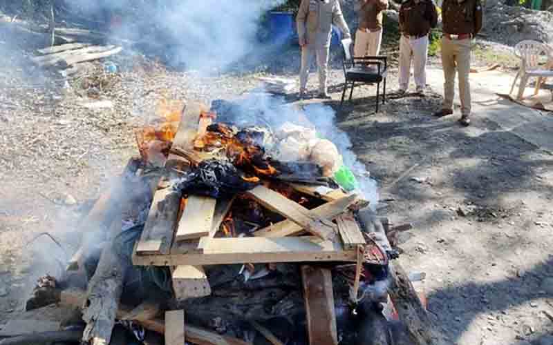 पुलिस ने आग के हवाले किए नशीले पदार्थ