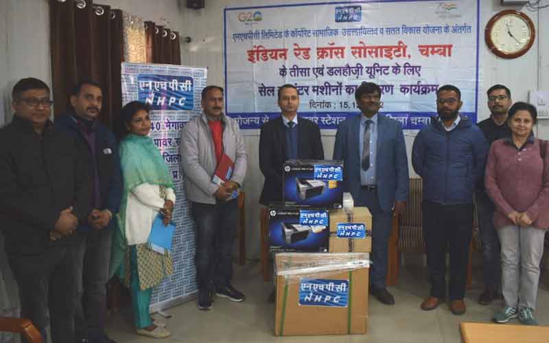 पावर स्टेशन चमेरा -1 ने रेड क्रॉस सोसायटी चंबा को प्रदान की दो सेल काउंटर मशीन