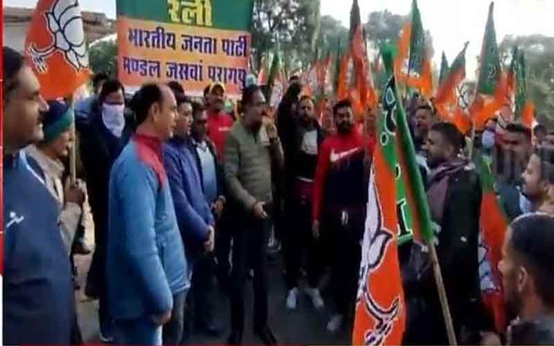 भाजपा कार्यकर्ताओं ने निकाली जन आक्रोश रैली, सुक्खू जीजा मनदा नी, सोरेयां दी सुनदा नी के लगाए नारे