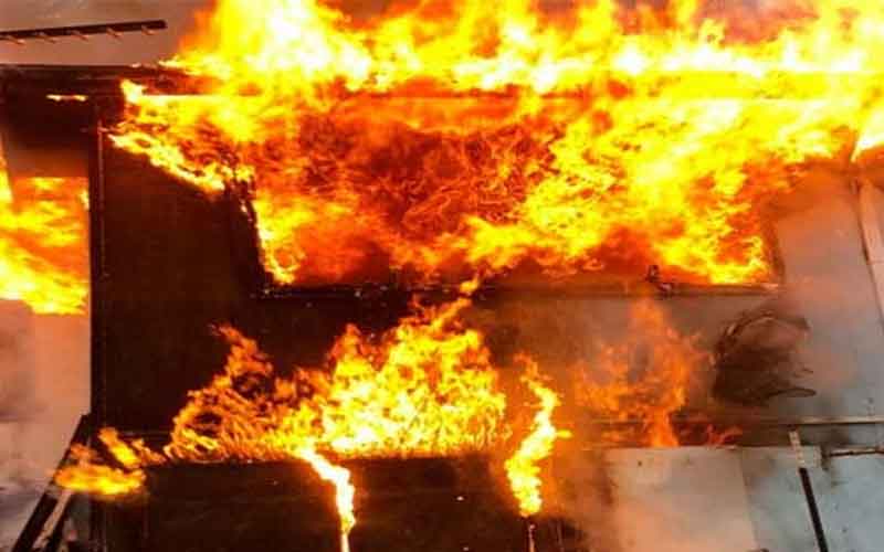 रसोई घर में सुलगी चिंगारी, अंदर रखा सामान राख