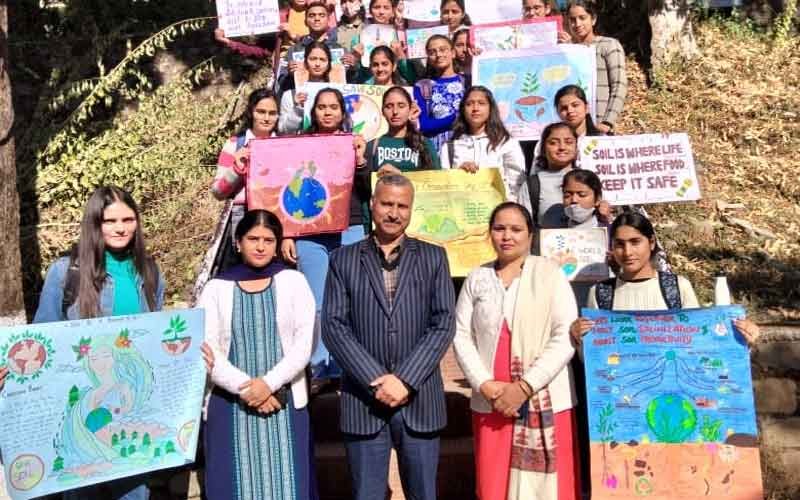 धर्मशाला कॉलेज में मृदा संरक्षण को लेकर छात्रों को किया जागरूक