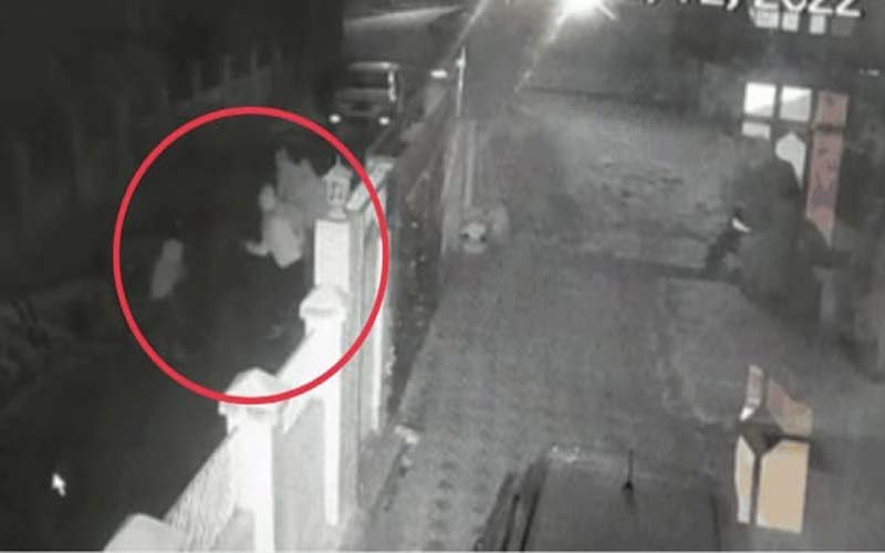 आरोपियों ने घरों के बाहर की तोड़फोड़, सीसीटीवी में कैद हुई वारदात