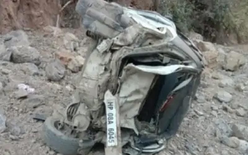 सड़क से लुढ़ककर गहरी खाई में गिरी कार, एक की मौत तो दूसरा घायल