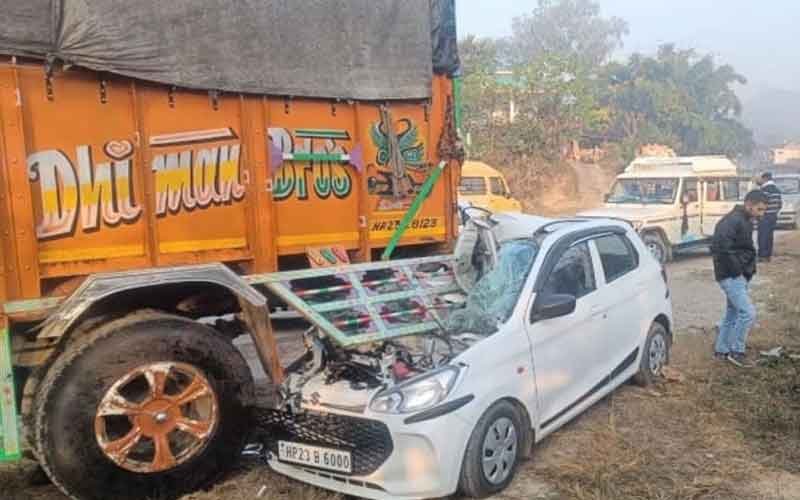 Uncontrollable car collided with standing truck, 5 people injured, condition of two critical