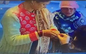 Women-steal-jewelery-from-s.jpg