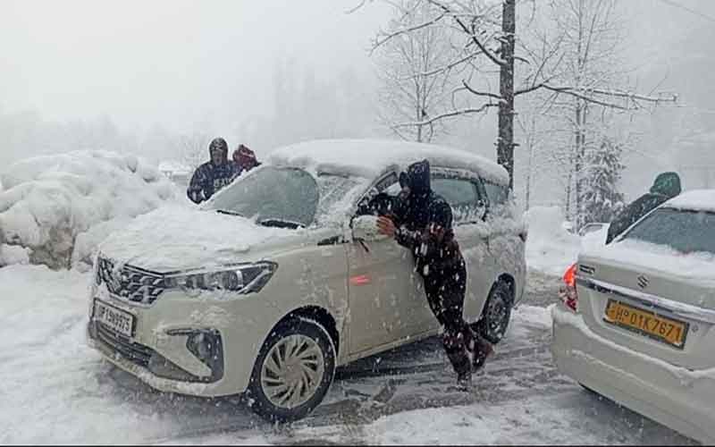 बर्फबारी से 262 सड़के बंद, 889 बिजली ट्रांसफार्मर भी हुए ठप