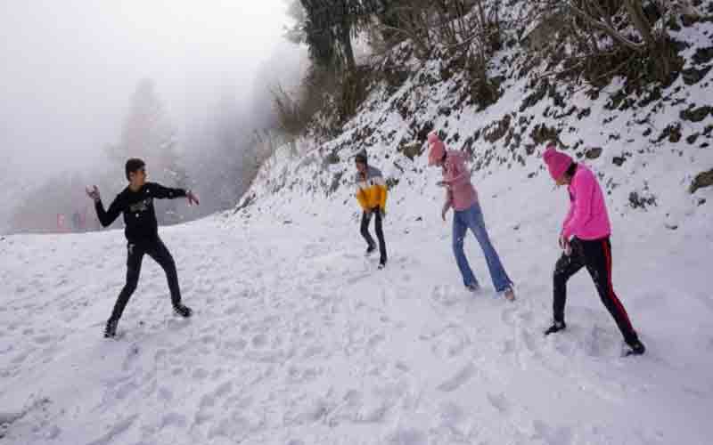 पहाड़ों पर हुई ताजा बर्फबारी के बाद पर्यटन स्थल सैलानियों से गुलजार, होटलों में डिस्काउंट…